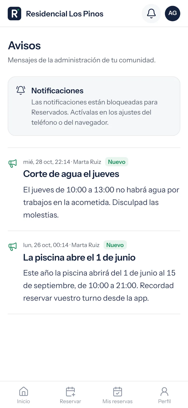 Buzón de avisos de la comunidad con dos avisos de la administración